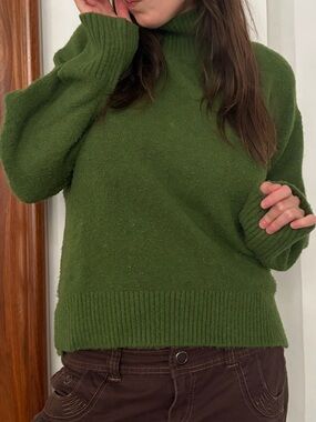 Uniqlo Olive Green Turtleneck Sweater for Women